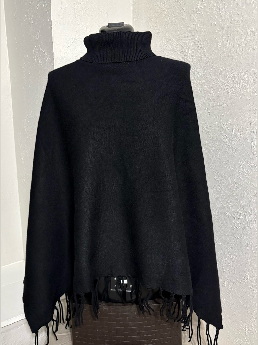 House Of Harlow Women’s Black Turtle Neck Poncho Sweater Fringe Size O/S.